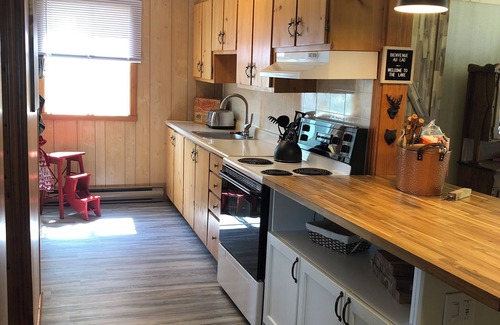 Lac Superieur Village Ski Chalet | Cozy Cottage on a Lake, mins from Mt Tremblant/Mt Blanc Specials for December.