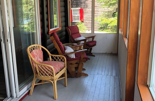 Lac Superieur Village Ski Chalet | Cozy Cottage on a Lake, mins from Mt Tremblant/Mt Blanc Specials for December.
