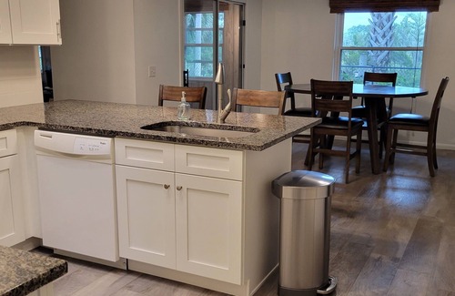 Palm Harbor House | Cozy Cottage on Canal backing Wildlife Preserve