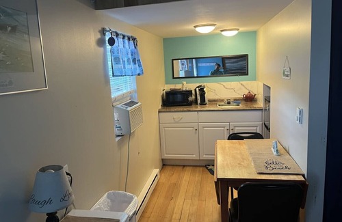 Old Orchard Beach Apartment | Cozy Cottage Stay w/Pool & Parking