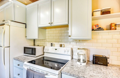 Barnett Cottage | Cozy Cottage w/Deck: Walk to Lake of the Ozarks!