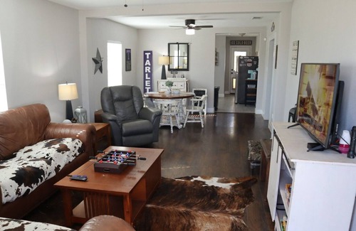 Stephenville House | Cozy Cottage w/ Outdoor Patio & Firepit - Only 2 Blocks from Campus