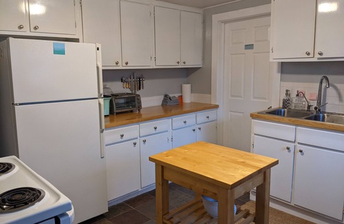 Woodfin House | Cozy cottage with backyard firepit