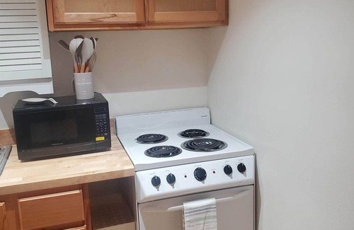 East Richmond Bed & Breakfast | Cozy Cottage with deck and garden