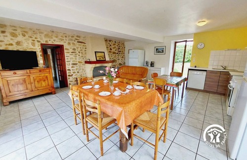 Saint-Ouen-des-Toits Cottage | Cozy Countryside Home with Private Garden, Near Laval - 4 Bedrooms, Pet-Friendly, Ideal Location
