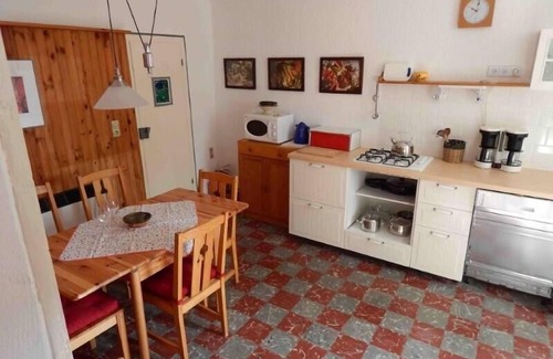 Alaigne House | Cozy country house with a cozy yard and shady garden