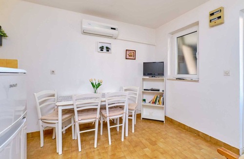 Cove Murtar Apartment | Cozy Couple's Retreat, Pet-Friendly