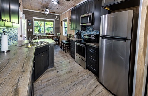 Spanish Wells House | Cozy Cove/Beach/FREE Golf Cart/Umbrella/Chairs/Kayak/Quiet Dead End Street