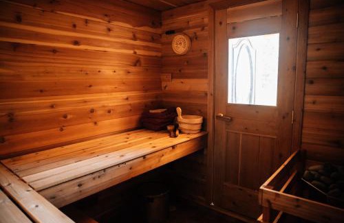 Homer House | Cozy Cove Inn