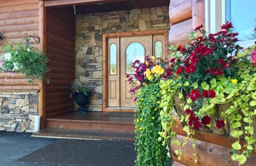 Homer House | Cozy Cove Inn