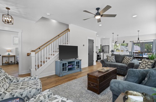 Dunean House | Cozy Craftsman Getaway, Walk to Main Street & Reedy Falls