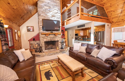 North Glade Hills House | Cozy DCL Cabin with Hot Tub Firepit & Dock Slip