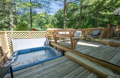 North Glade Hills House | Cozy DCL Cabin with Hot Tub Firepit & Dock Slip