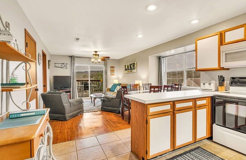 Indian Point Condo | COZY - Dog-Friendly - KING Master, Minutes to SDC