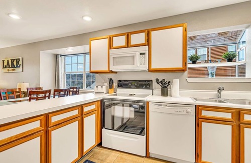 Indian Point Condo | COZY - Dog-Friendly - KING Master, Minutes to SDC