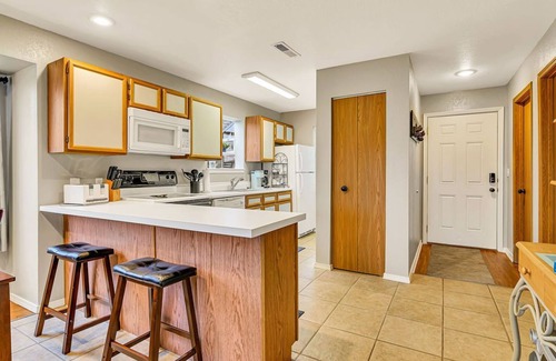 Indian Point Condo | COZY - Dog-Friendly - KING Master, Minutes to SDC