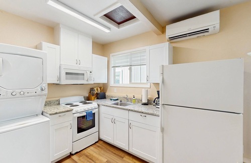 Coburg Apartment | Cozy dog-friendly studio, fast WIFI, A/C and in-unit washer & dryer