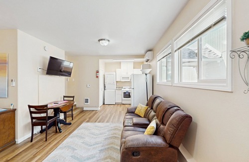 Coburg Apartment | Cozy dog-friendly studio, fast WIFI, A/C and in-unit washer & dryer