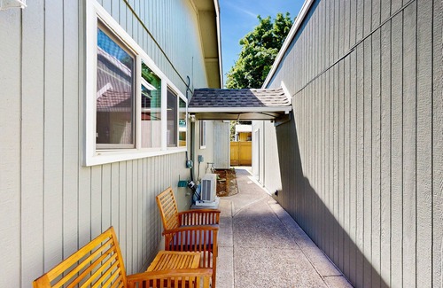 Coburg Apartment | Cozy dog-friendly studio, fast WIFI, A/C and in-unit washer & dryer