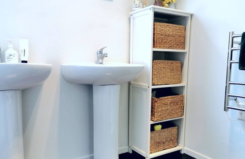 Forrest Hill House | Cozy double bedroom with own bathroom and entrance