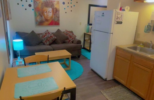 Downtown Pittsburgh Apartment | Cozy Downtown Apartment | TV & Walkable Location