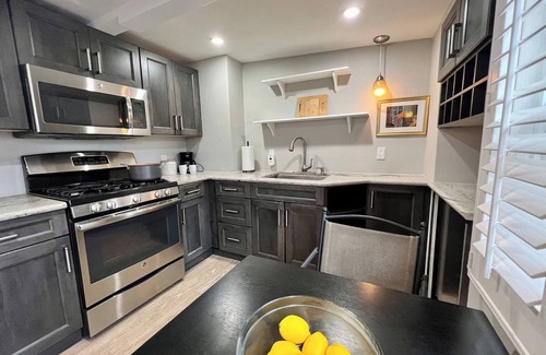Downtown Burlingame Bed & Breakfast | Cozy, Downtown Burlingame 1/1