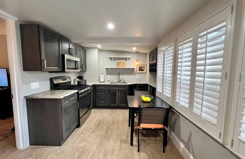 Downtown Burlingame Bed & Breakfast | Cozy, Downtown Burlingame 1/1