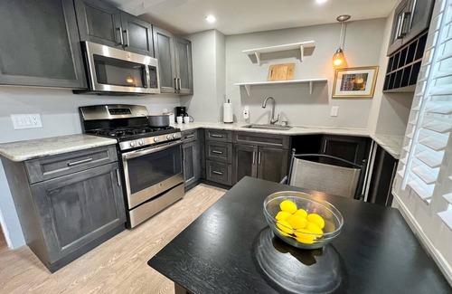 Downtown Burlingame Bed & Breakfast | Cozy, Downtown Burlingame 1/1