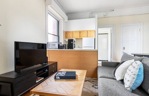 Theatre District Apartment | Cozy Downtown Studio w/W/D, Doorman, nr. Boston Common. by Blueground