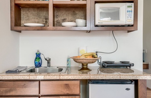 El Montevideo Apartment | Cozy Downtown Tucson Studio Close to UofA & El Con Mall Shops Restaurants Movies