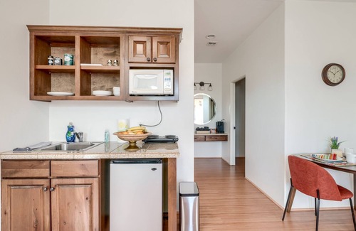 El Montevideo Apartment | Cozy Downtown Tucson Studio Close to UofA & El Con Mall Shops Restaurants Movies