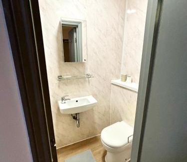 St. Dunstan's Apartment | Cozy EnSuite In The Heart Of London