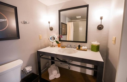 Live Oak Hotel | Cozy Escape in the Woods: Room with Patio | Hot Tub & Hiking Trails