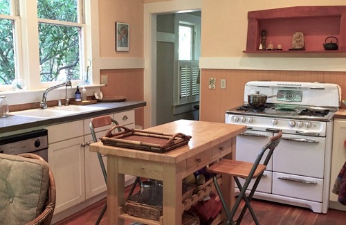 Fairfax House | Cozy Fairfax Craftsman-era Bungalow