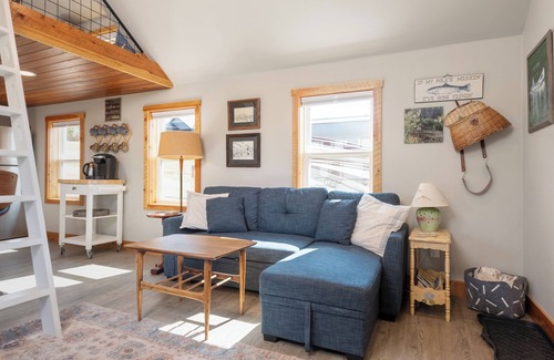 Philipsburg Cabin | Cozy Fall Loft Cabin for Couples - Walk to Downtown Philipsburg!