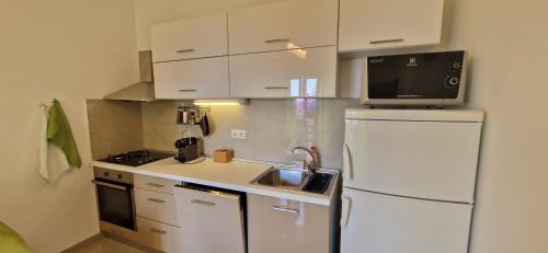 Mandre Apartment | Cozy family apt Iris only 20m from the beach in Mandre