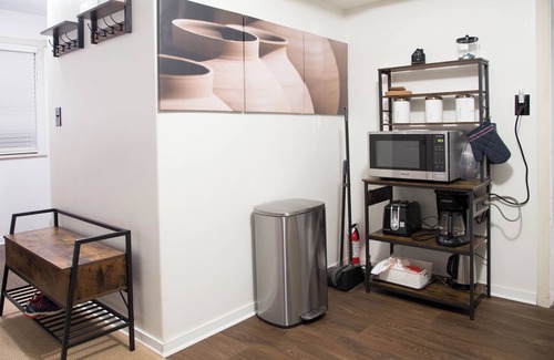 Westland House | Cozy Family Ranch Near DTW, Detroit & Ann Arbor