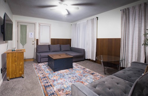 Westland House | Cozy Family Ranch Near DTW, Detroit & Ann Arbor