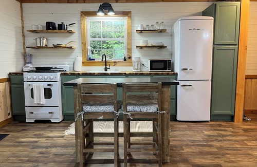 Rosman Cabin | Cozy Farm Cabin🍁 FirePit Waterfall Near Blue Ridge Parkway🍁Brevard🍁Pisgah🍁Gorges