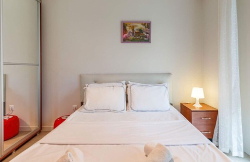 Aydınlı Mahallesi Apartment | Cozy Flat near Public Transportation in Tuzla