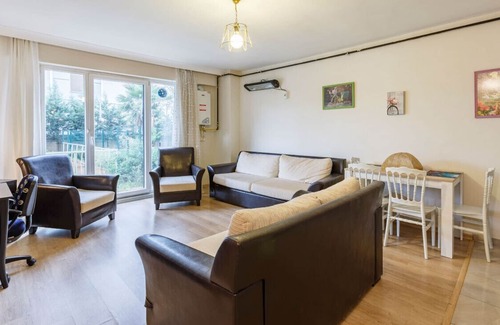 Aydınlı Mahallesi Apartment | Cozy Flat near Public Transportation in Tuzla