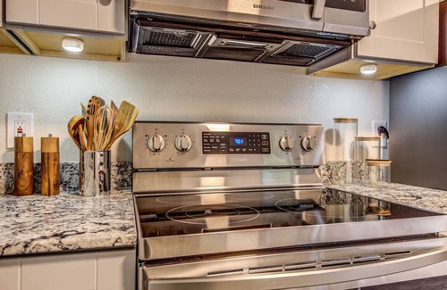 Laramie Cottage | Cozy Fully Furnished 3bed blocks from Hospital