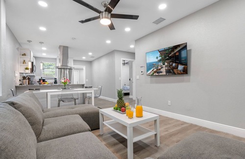 Bearss Plaza House | Cozy & Fully Remodeled Home in the Heart of Tampa!