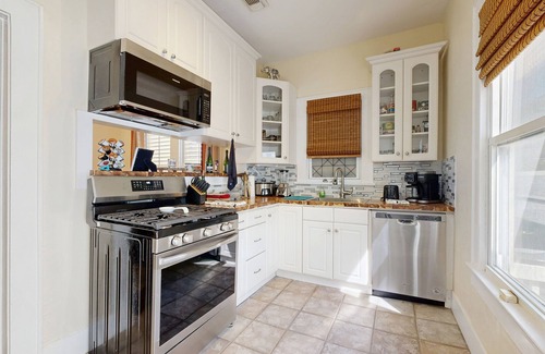 San Jacinto House | Cozy Galveston home with kitchen, living area, balcony, WIFI, great location