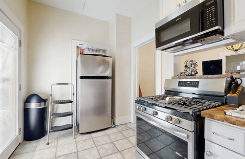 San Jacinto House | Cozy Galveston home with kitchen, living area, balcony, WIFI, great location