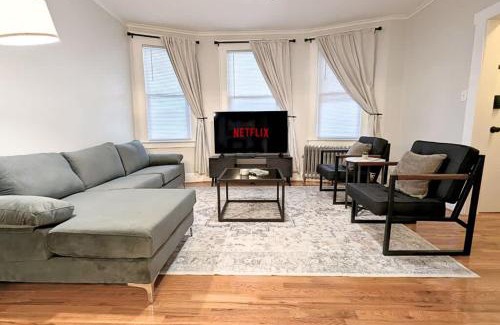 Orange House | Cozy Gem 18Min to EWR 8min to NYC Train & Parking