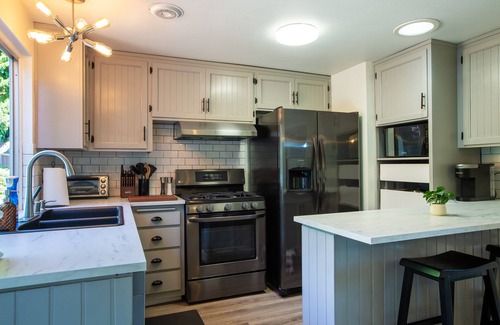 Bay Ho House | Cozy Getaway. Fire Pit and Endless Views! 5 Beds