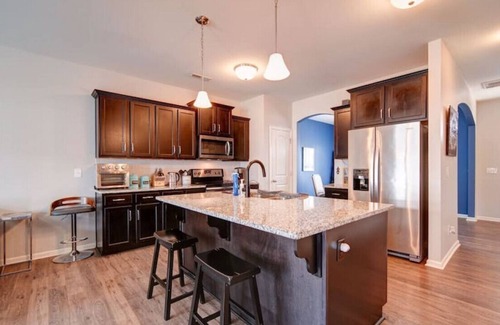 Pineville House | Cozy Getaway near fun filled Carowinds & shopping