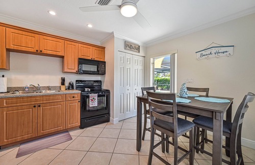 Bonita Shores Cottage | Cozy Getaway with pool and minutes to the beach!