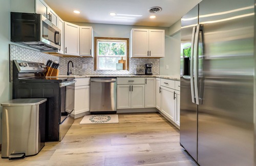 Horton House | Cozy Grass Lake Home w/Patio, Fire Pit & Kayaks!